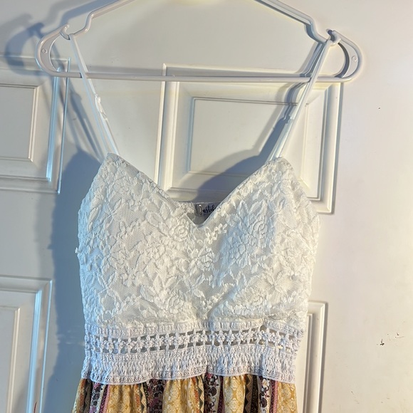 Beautiful patterned dress with white padded and wired top - Picture 3 of 4